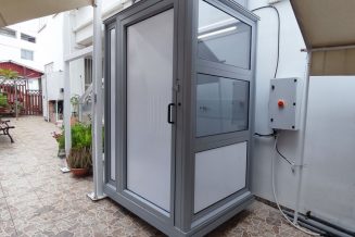 Svislá plošina pro bezbariérový přístup napájená ze sítě 230 V