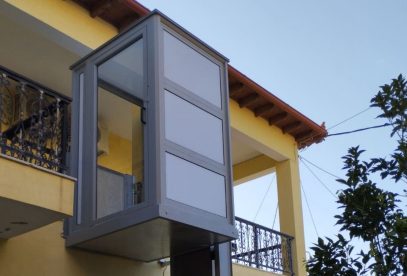 Bezbariérová svislá plošina s uzamykatelnou kabinou