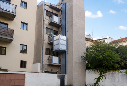 Svislá plošina se zastávkami ve více podlažích pro bezbariérový pohyb